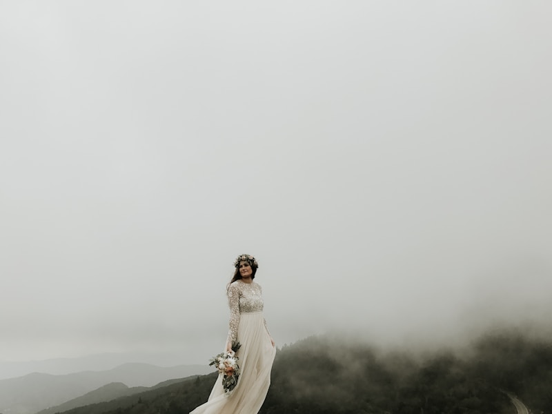 Robe de Mariée Inspirée par les Tendances : L'Essence de l'Élégance Moderne